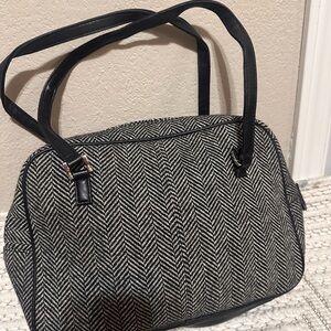 Old Navy Elegant Black and White Women's Bag w/ zipper inside